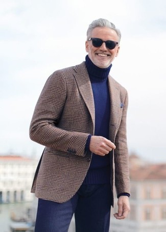 Come indossare e abbinare un dolcevita blu scuro con un blazer marrone per un uomo di 60 anni quando fa caldo in modo smart-casual: Abbina un blazer marrone con un dolcevita blu scuro per creare un look smart casual.