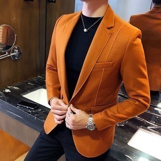 Come indossare e abbinare un blazer in pelle scamosciata arancione per un uomo di 20 anni quando fa caldo: Potresti abbinare un blazer in pelle scamosciata arancione con pantaloni eleganti neri per un look elegante e alla moda.