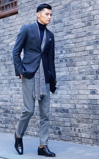 Come indossare e abbinare un dolcevita blu scuro in modo formale: Abbina un dolcevita blu scuro con pantaloni eleganti di lana grigi per essere sofisticato e di classe. Abbellisci questo completo con un paio di scarpe oxford in pelle nere.