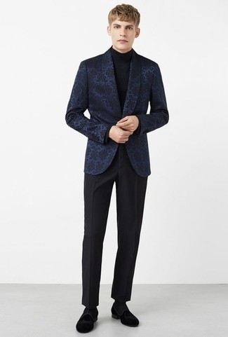 Look alla moda per uomo: Blazer in broccato blu scuro, Dolcevita nero, Pantaloni eleganti neri, Mocassini eleganti di velluto neri