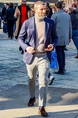 Come indossare e abbinare pantaloni eleganti con mocassini con nappine per un uomo di 40 anni: Scegli un blazer blu scuro e pantaloni eleganti per essere sofisticato e di classe. Mocassini con nappine sono una buona scelta per completare il look.