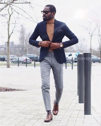 Quale pantaloni eleganti indossare con scarpe oxford marroni: Metti un blazer blu scuro e pantaloni eleganti per un look elegante e di classe. Scarpe oxford marroni sono una interessante scelta per completare il look.