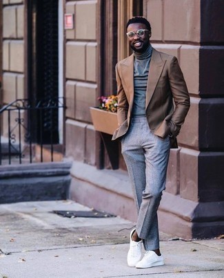 Quale blazer indossare con pantaloni eleganti grigi: Abbina un blazer con pantaloni eleganti grigi per un look elegante e di classe. Per un look più rilassato, opta per un paio di sneakers basse di tela bianche.