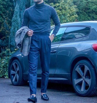 Come indossare e abbinare un blazer grigio con pantaloni eleganti blu per un uomo di 30 anni: Una scelta semplice come un blazer grigio e pantaloni eleganti blu può distinguerti dalla massa. Perfeziona questo look con un paio di scarpe double monk in pelle blu scuro.