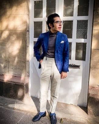 Quale blazer indossare con pantaloni eleganti beige in modo smart-casual: Scegli un outfit composto da un blazer e pantaloni eleganti beige per un look elegante e alla moda. Perfeziona questo look con un paio di mocassini eleganti in pelle blu scuro.