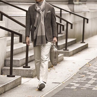 Quale blazer indossare con un dolcevita grigio scuro quando fa caldo: Indossa un blazer e un dolcevita grigio scuro, perfetto per il lavoro. Prova con un paio di sneakers basse in pelle scamosciata beige per avere un aspetto più rilassato.