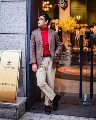 Quale blazer indossare con scarpe derby bordeaux per un uomo di 30 anni in modo smart-casual: Prova a combinare un blazer con pantaloni eleganti beige per un look elegante e alla moda. Scarpe derby bordeaux sono una gradevolissima scelta per completare il look.