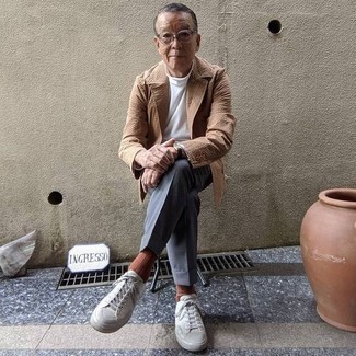 Come indossare e abbinare sneakers per un uomo di 60 anni: Combina un blazer marrone chiaro con pantaloni eleganti grigi come un vero gentiluomo. Per un look più rilassato, calza un paio di sneakers.
