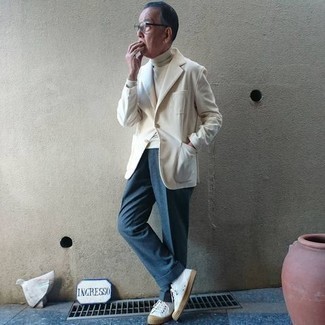 Quale blazer indossare con sneakers basse bianche e nere per un uomo di 60 anni: Prova a combinare un blazer con pantaloni eleganti blu per essere sofisticato e di classe. Indossa un paio di sneakers basse bianche e nere per avere un aspetto più rilassato.