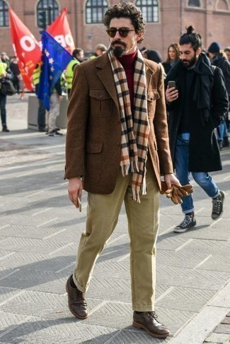 Look alla moda per uomo: Blazer di lana marrone, Dolcevita rosso, Pantaloni eleganti di velluto a coste beige, Scarpe brogue in pelle marrone scuro