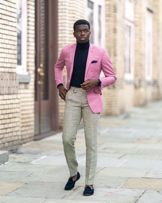 Come indossare e abbinare pantaloni eleganti a quadri grigi per un uomo di 30 anni: Potresti abbinare un blazer rosa con pantaloni eleganti a quadri grigi per un look elegante e alla moda. Perfeziona questo look con un paio di mocassini eleganti di velluto blu scuro.