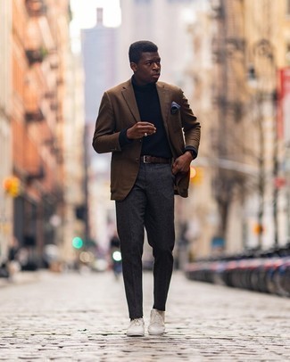 Quale sneakers basse indossare con pantaloni eleganti grigio scuro per un uomo di 30 anni quando fa caldo: Potresti combinare un blazer marrone con pantaloni eleganti grigio scuro per un look elegante e di classe. Se non vuoi essere troppo formale, calza un paio di sneakers basse.