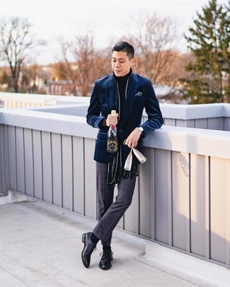 Come indossare e abbinare pantaloni eleganti grigio scuro per un uomo di 20 anni in modo smart-casual: Metti un blazer di velluto blu scuro e pantaloni eleganti grigio scuro per un look elegante e di classe. Scarpe derby in pelle nere sono una validissima scelta per completare il look.