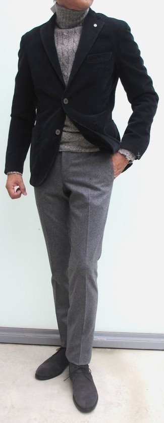 Quale pantaloni eleganti indossare con chukka grigio scuro in modo smart-casual: Una scelta semplice come un blazer di velluto a coste nero e pantaloni eleganti può distinguerti dalla massa. Calza un paio di chukka grigio scuro per un tocco più rilassato.