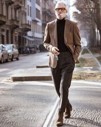 Come indossare e abbinare un blazer beige per un uomo di 50 anni: Combina un blazer beige con pantaloni eleganti marrone scuro per un look elegante e di classe. Per distinguerti dagli altri, opta per un paio di stivali chelsea in pelle scamosciata marroni.