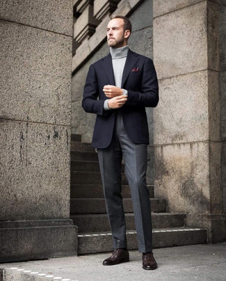 Come indossare e abbinare un blazer blu scuro con pantaloni eleganti di lana grigi: Scegli uno stile classico in un blazer blu scuro e pantaloni eleganti di lana grigi. Perfeziona questo look con un paio di scarpe oxford in pelle marrone scuro.