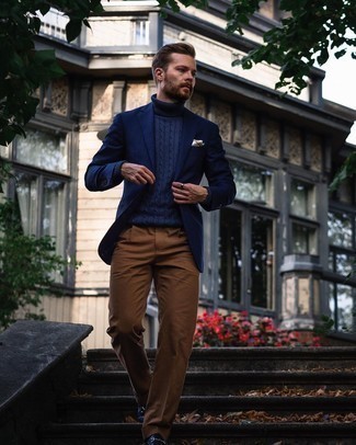 Come indossare e abbinare un blazer blu in modo formale: Mostra il tuo stile in un blazer blu con pantaloni eleganti marroni come un vero gentiluomo. Rifinisci questo look con un paio di mocassini eleganti in pelle blu scuro.