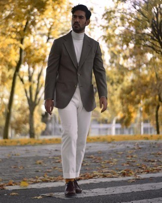 Come indossare e abbinare un blazer grigio con pantaloni eleganti bianchi in modo smart-casual: Prova a combinare un blazer grigio con pantaloni eleganti bianchi per un look elegante e di classe. Se non vuoi essere troppo formale, scegli un paio di chukka in pelle marrone scuro.