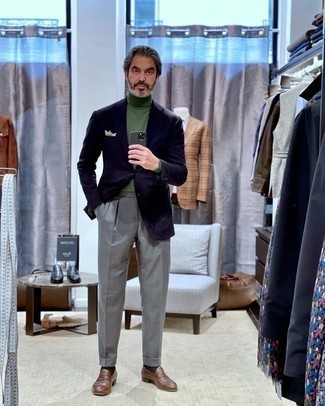 Come indossare e abbinare pantaloni eleganti grigi con una giacca blu un uomo di 50 anni in primavera 2023 outfit) | Lookastic