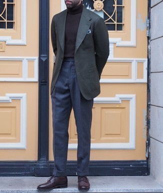 Come indossare e abbinare un blazer verde scuro: Coniuga un blazer verde scuro con pantaloni eleganti blu scuro come un vero gentiluomo. Scarpe derby in pelle marrone scuro sono una splendida scelta per completare il look.