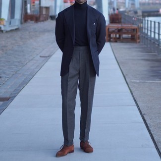 Come indossare e abbinare scarpe oxford marroni per un uomo di 30 anni: Scegli un outfit composto da un blazer blu scuro e pantaloni eleganti grigio scuro per un look elegante e di classe. Completa questo look con un paio di scarpe oxford marroni.