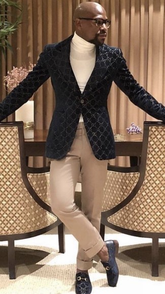 Come indossare e abbinare un blazer stampato per un uomo di 30 anni: Scegli un blazer stampato e pantaloni eleganti beige per un look elegante e alla moda. Completa questo look con un paio di mocassini eleganti in pelle stampati blu scuro.