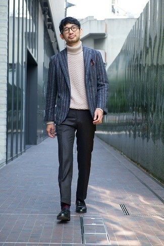Look alla moda per uomo: Blazer a righe verticali blu scuro, Dolcevita di lana lavorato a maglia beige, Pantaloni eleganti grigio scuro, Mocassini eleganti in pelle neri