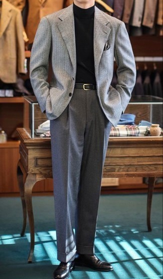 Look alla moda per uomo: Blazer di lana a righe verticali grigio, Dolcevita nero, Pantaloni eleganti di lana grigio scuro, Scarpe oxford in pelle grigio scuro