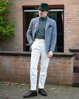 Look alla moda per uomo: Blazer a quadri blu scuro e bianco, Dolcevita grigio scuro, Pantaloni eleganti bianchi, Scarpe brogue in pelle bordeaux