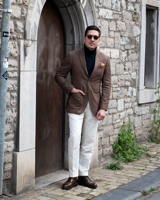 Quale blazer indossare con stivali casual marrone scuro: Scegli un blazer e pantaloni eleganti bianchi per un look elegante e di classe. Per un look più rilassato, prova con un paio di stivali casual marrone scuro.