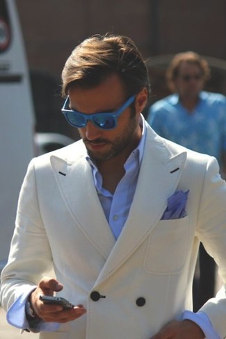 Come indossare e abbinare un blazer doppiopetto beige per un uomo di 30 anni: Prova a combinare un blazer doppiopetto beige con una camicia elegante azzurra per un look elegante e alla moda.
