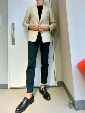 Quale blazer doppiopetto indossare con mocassini con nappine neri in modo smart-casual: Combina un blazer doppiopetto con jeans blu scuro se cerchi uno stile ordinato e alla moda. Prova con un paio di mocassini con nappine neri per un tocco virile.