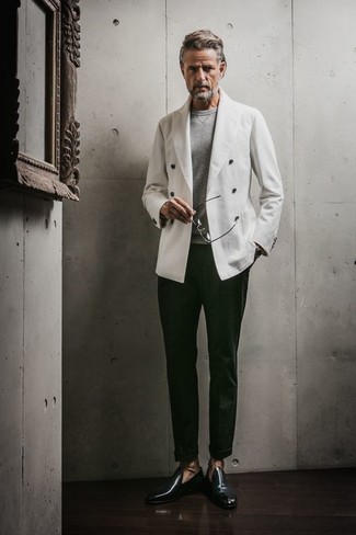 Quale pantaloni eleganti indossare con un blazer doppiopetto bianco: Potresti indossare un blazer doppiopetto bianco e pantaloni eleganti per un look elegante e alla moda. Prova con un paio di mocassini eleganti in pelle verde scuro per avere un aspetto più rilassato.