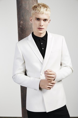 Come indossare e abbinare un blazer doppiopetto bianco per un uomo di 20 anni quando fa caldo in modo smart-casual: Metti un blazer doppiopetto bianco e jeans neri per un look elegante ma non troppo appariscente.