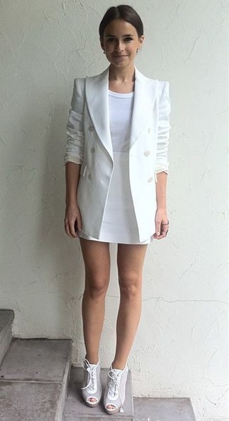 Quale stivaletti indossare con una minigonna bianca per una donna di 30 anni: Combina un blazer doppiopetto bianco con una minigonna bianca per un look raffinato per il tempo libero. Perfeziona questo look con un paio di stivaletti.