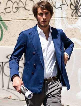 Come indossare e abbinare un blazer doppiopetto blu scuro con una camicia a maniche lunghe bianca: Coniuga un blazer doppiopetto blu scuro con una camicia a maniche lunghe bianca come un vero gentiluomo.