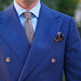 Come indossare e abbinare una cravatta scozzese grigio scuro per un uomo di 30 anni quando fa caldo: Indossa un blazer doppiopetto blu con una cravatta scozzese grigio scuro per un look elegante e alla moda.