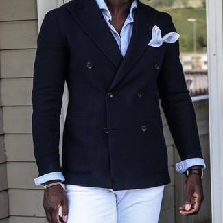 Look alla moda per uomo: Blazer doppiopetto blu scuro, Camicia a maniche lunghe azzurra, Chino bianchi, Fazzoletto da taschino bianco