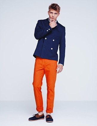 Quale camicia a maniche lunghe indossare con chino arancioni quando fa caldo: Scegli una camicia a maniche lunghe e chino arancioni per un look semplice, da indossare ogni giorno. Completa questo look con un paio di scarpe da barca di tela blu scuro.