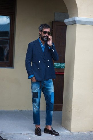 Quale jeans indossare con un blazer doppiopetto blu scuro: Potresti indossare un blazer doppiopetto blu scuro e jeans per un abbigliamento elegante ma casual. Sfodera il gusto per le calzature di lusso e calza un paio di mocassini con nappine in pelle neri.