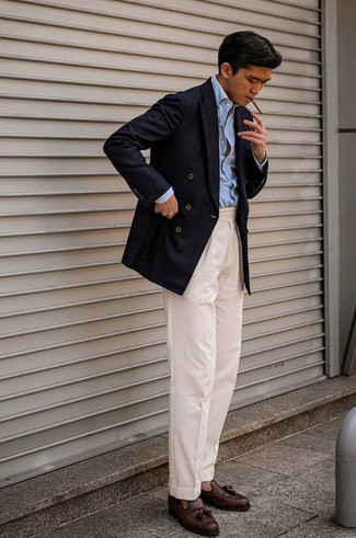 Come indossare e abbinare pantaloni eleganti beige con un blazer blu: Scegli un outfit composto da un blazer blu e pantaloni eleganti beige come un vero gentiluomo. Mocassini con nappine in pelle marrone scuro sono una splendida scelta per completare il look.