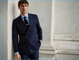 Quale camicia elegante indossare con un blazer doppiopetto blu scuro: Scegli un outfit composto da un blazer doppiopetto blu scuro e una camicia elegante per una silhouette classica e raffinata