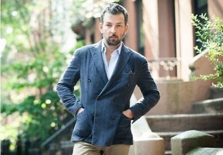 Quale chino indossare con un blazer blu scuro quando fa caldo in modo formale: Abbina un blazer blu scuro con chino per un look davvero alla moda.