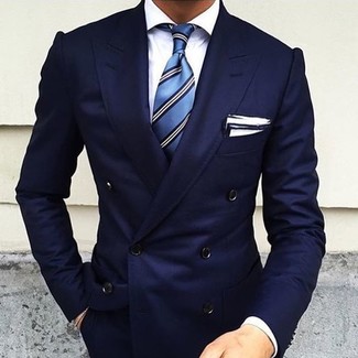 Look alla moda per uomo: Blazer doppiopetto blu scuro, Camicia elegante bianca, Cravatta a righe verticali blu, Fazzoletto da taschino bianco