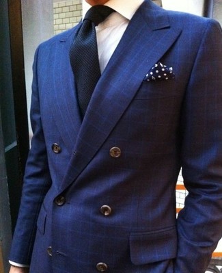 Come indossare e abbinare un blazer doppiopetto scozzese blu quando fa caldo: Punta su un blazer doppiopetto scozzese blu e una camicia elegante a righe verticali bianca per una silhouette classica e raffinata