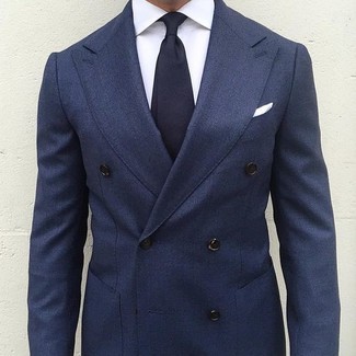 Quale camicia elegante indossare con un blazer doppiopetto blu scuro: Coniuga un blazer doppiopetto blu scuro con una camicia elegante per un look elegante e di classe.