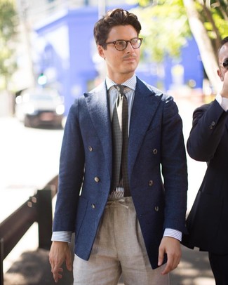 Look alla moda per uomo: Blazer doppiopetto di lana blu scuro, Camicia elegante a righe verticali bianca e blu, Pantaloni eleganti di lino beige, Cravatta stampata verde oliva