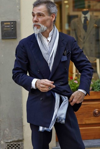 Come indossare e abbinare un blazer doppiopetto con pantaloni eleganti per un uomo di 50 anni: Coniuga un blazer doppiopetto con pantaloni eleganti per una silhouette classica e raffinata