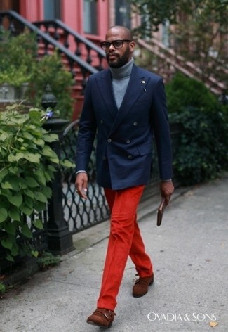 Quale blazer indossare con scarpe double monk marroni per un uomo di 30 anni in modo formale: Prova ad abbinare un blazer con pantaloni eleganti rossi per un look elegante e di classe. Scarpe double monk marroni sono una valida scelta per completare il look.