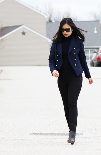 Look alla moda per donna: Blazer doppiopetto blu scuro, Dolcevita nero, Pantaloni skinny neri, Stivaletti in pelle neri